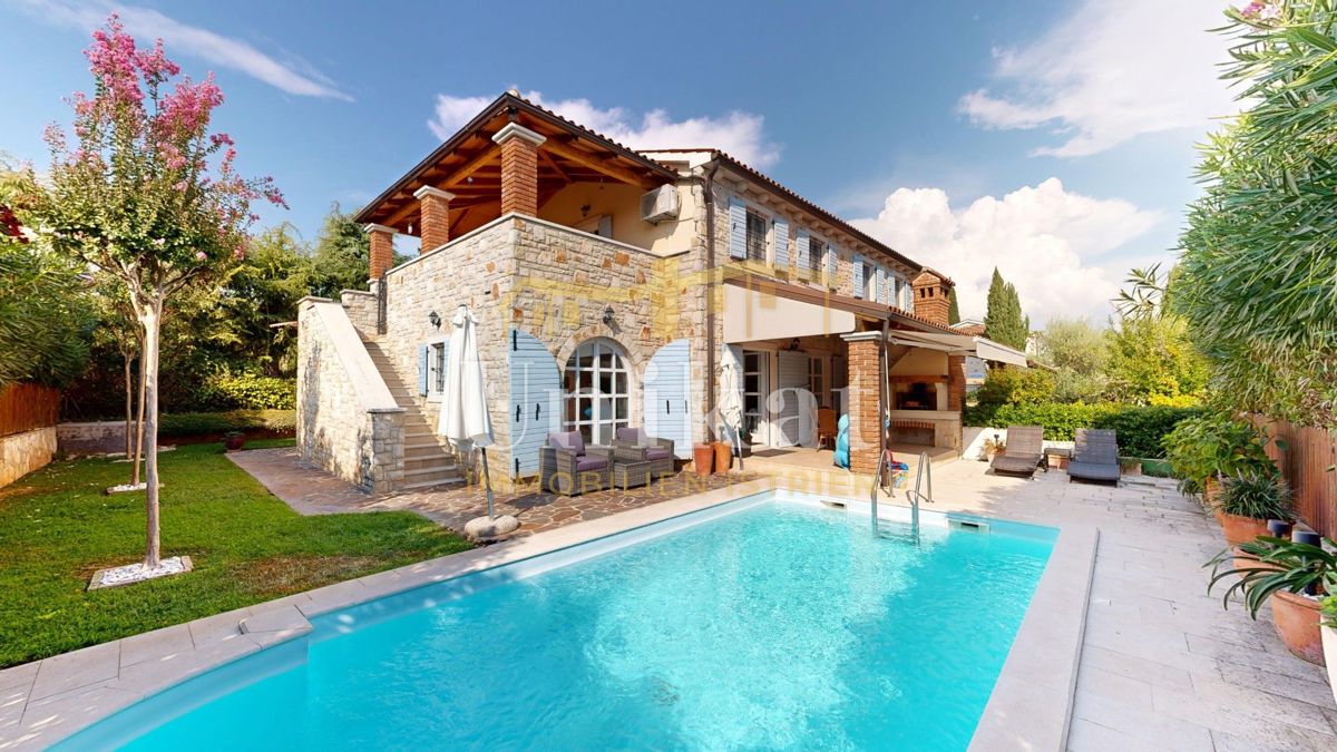 Doppelhaushälfte mit Pool im istrischen Stil